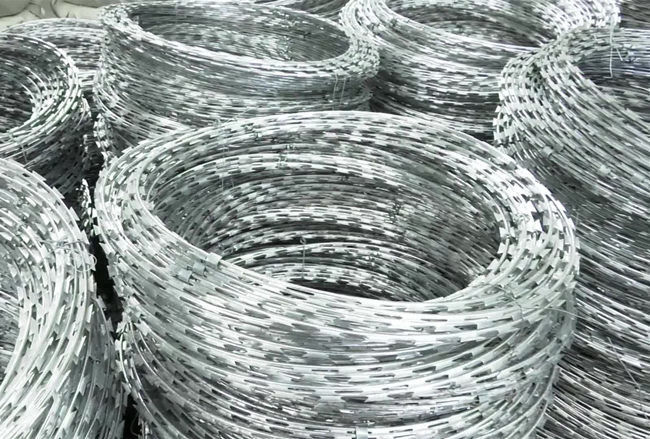 50cm Dwars Militaire Ondergedompeld de Veiligheids Heet van het Scheermesprikkeldraad Gegalvaniseerd 0